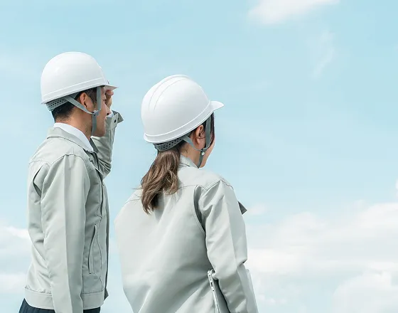 作業服を着ている人物の写真