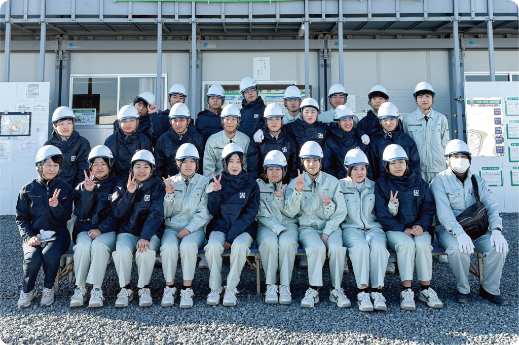 高校生たちの現場見学会の写真